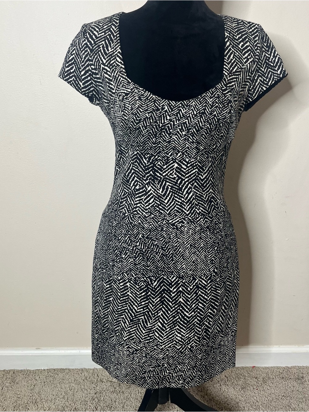 Issa London Women’s Black Tan Feathered Scoop Neck Cap Sleeve Sheath Dress Sz 4